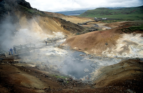 Solfatarengebiet Reykjanes vor der grünene Ebene des Kleivarvatn