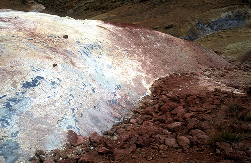 Solfatarengebiet Reykjanes vor der grünene Ebene des Kleivarvatn