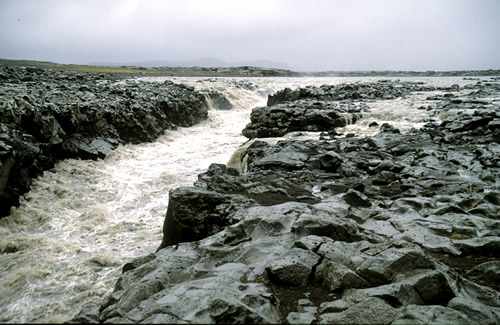 Herdubreidalindir - die reissende Jökulsa á Fjöllum frisst sich in neuen Canyon